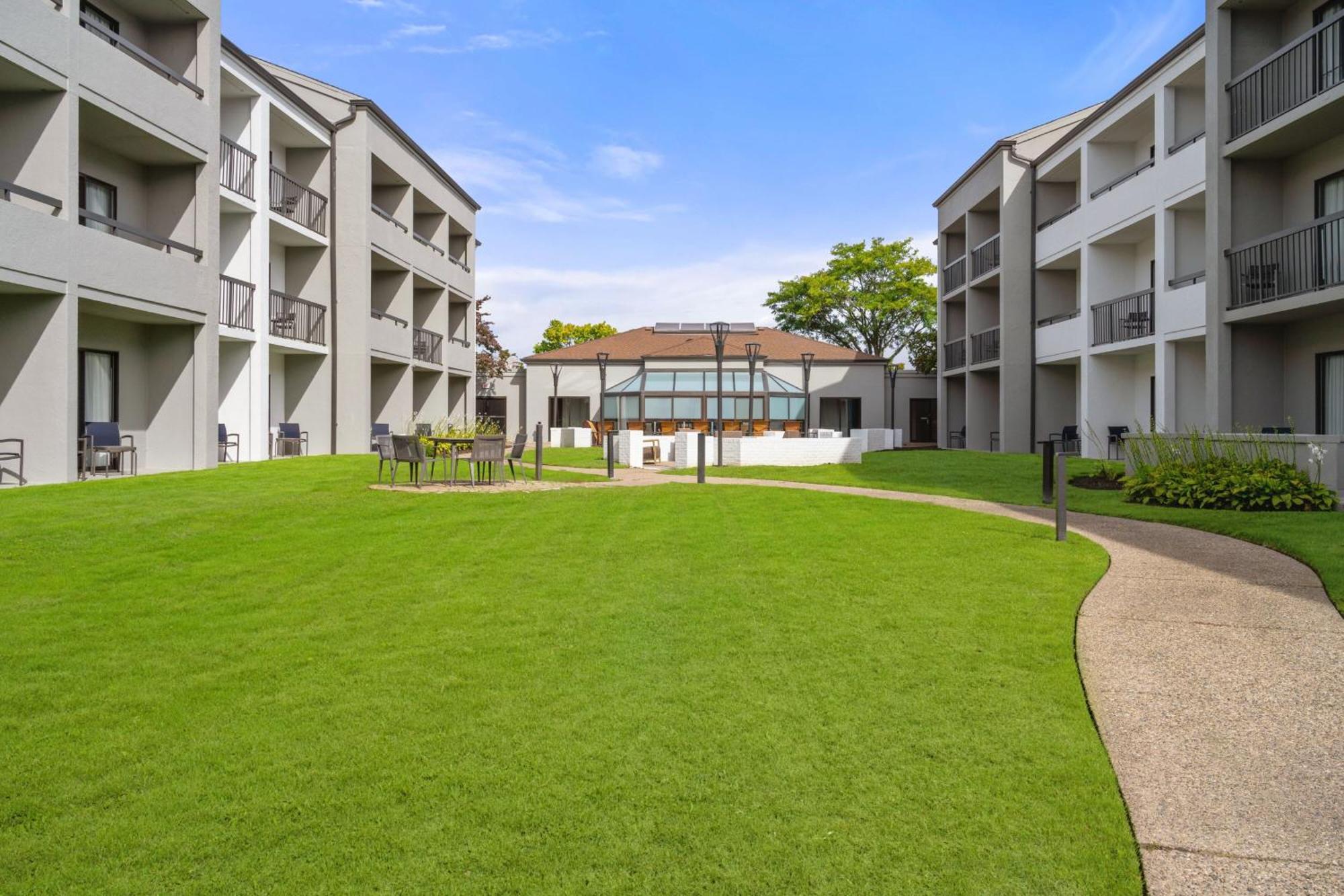 Courtyard By Marriott Detroit Livonia Exterior foto
